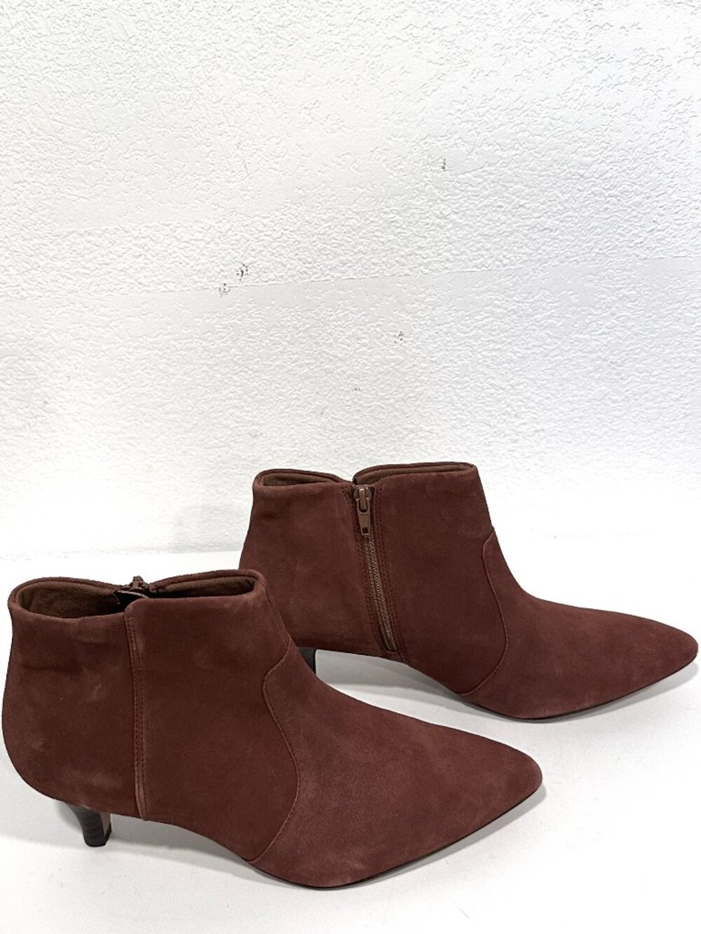 Clarks Linvale Judith Booties Brown Suede Leather Kitten Heels Side Zip Size 9 M